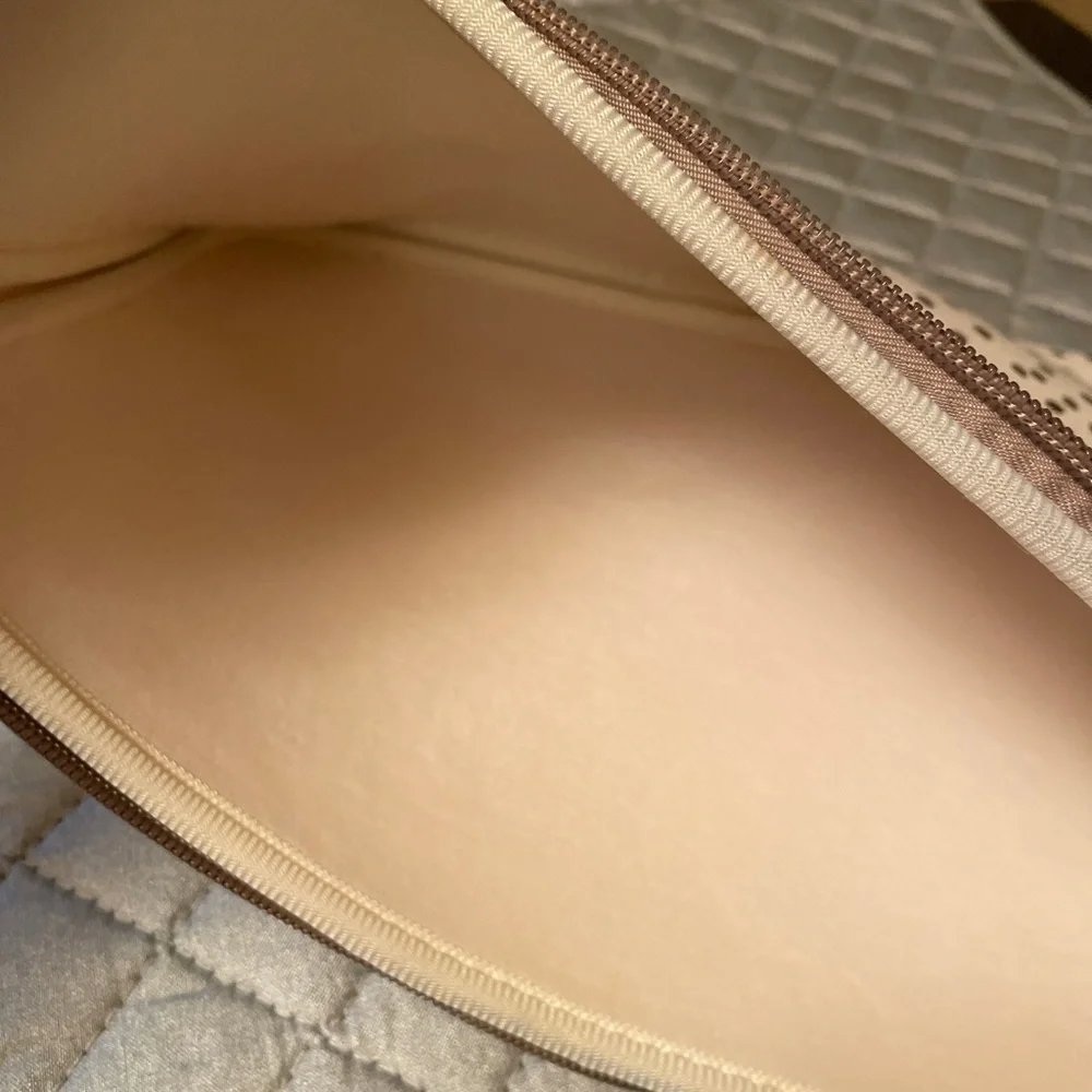 Laptop or tablet bag cream with gold polka dots
